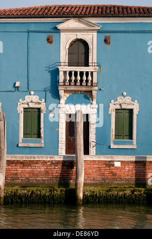 Burano - blaues Haus mit Pier auf der Insel Burano in der Lagune von Venedig, Italien Stockfoto