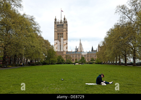 Häuser des Parlaments, angesehen vom Victoria Tower Gardens, London, Großbritannien Stockfoto