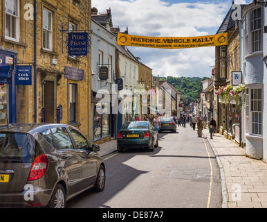 Alte schmale Hautpstraße in Sherborne, Dorset, UK im Sommer Stockfoto