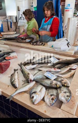 Portugal, Lagos, Fischhändler, arbeiten in der Markthalle Stockfoto