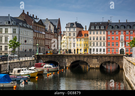 Kopenhagen, Dänemark, an die Haueser Nybrogade mit der Brücke Stormbroen Stockfoto