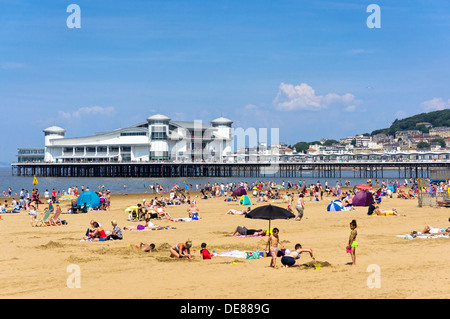 Traditionelle britische Küste Strand - Grand Pier und Strand an der Weston-Super-Mare, Somerset, England, UK im Hochsommer Stockfoto