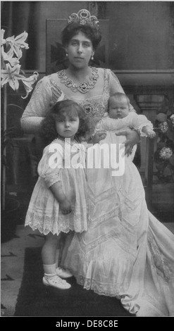 Prinzessin Victoria Melita von Sachsen-Coburg und Gotha mit ihren Töchtern Maria und Kira, C. 1907. Stockfoto