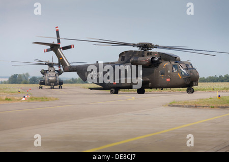 Deutschland, Baden-Württemberg, Laupheim. Ansicht der CH-53 Hubschrauber Rollen zur Parkposition Stockfoto