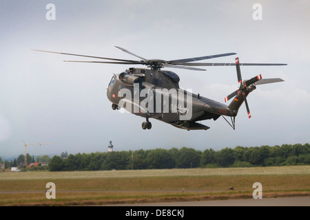 Deutschland, Baden-Württemberg, Laupheim. Ansicht der CH-53 Hubschrauber abheben Stockfoto