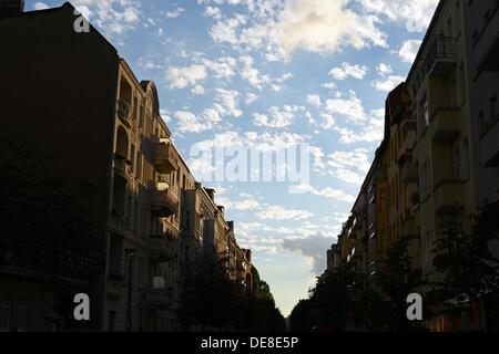 Blick in die Gaudystraße Straße während des Sonnenuntergangs in Berlin-Prenzlauer Berg, Deutschland, 4. September 2013. Foto: JENS KALAENE Stockfoto