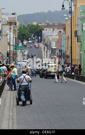 Ansicht des kolonialen Straße mit Blick auf El Puente de Ovando in Puebla, Mexiko Stockfoto