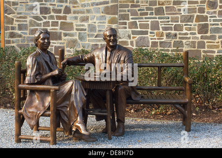 Bronzestatue von Franklin und Eleanor Roosevelt an ihrer Familie zu Hause in Hyde Park, NY. Digitale Fotografie Stockfoto