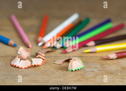 Bleistifte mit Bleistift Späne auf alten hölzernen Tischplatte Färbung Stockfoto