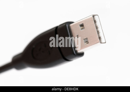 Nahaufnahme des USB-Kabels auf weißem Hintergrund Stockfoto