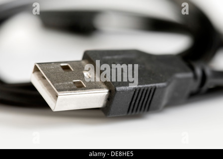 Nahaufnahme des USB-Kabels auf weißem Hintergrund Stockfoto