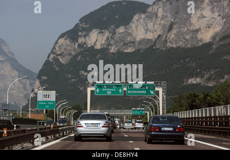 Mezzo Corona, Italien, Autos auf der Autobahn A22 Stockfoto