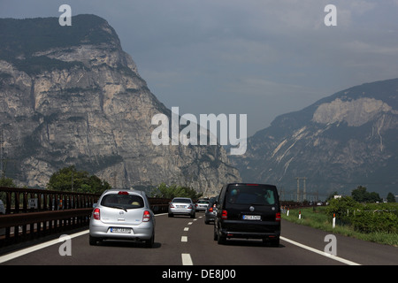 Mezzo Corona, Italien, Autos auf der Autobahn A22 Stockfoto