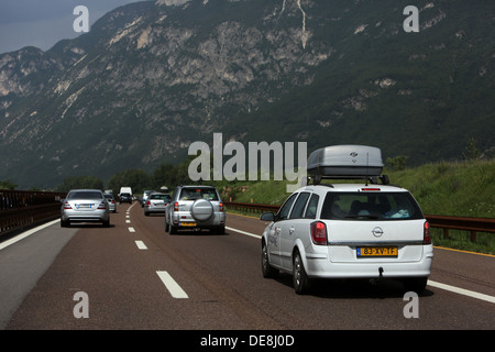 Mezzo Corona, Italien, Autos auf der Autobahn A22 Stockfoto