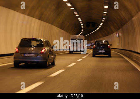 Brixen, Italien, Autos in einem Tunnel der Autobahn A22 Stockfoto