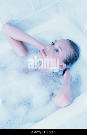 Indoor Nahaufnahme der junge Frau in der Badewanne. Stockfoto