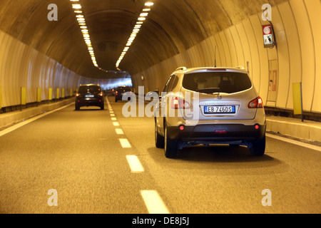 Brixen, Italien, Autos in einem Tunnel der Autobahn A22 Stockfoto