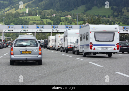 Sterzing, Italien, Autos an der Mautstelle Stockfoto