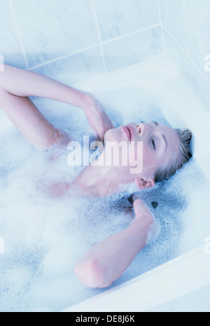 Indoor Nahaufnahme der junge Frau in der Badewanne. Stockfoto