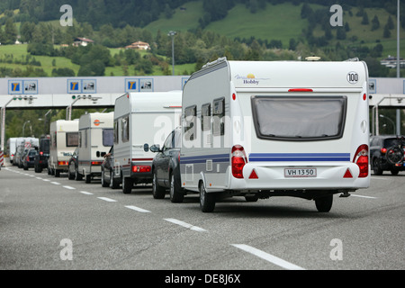 Sterzing, Italien, Auto mit Wohnwagen an der Mautstelle Stockfoto