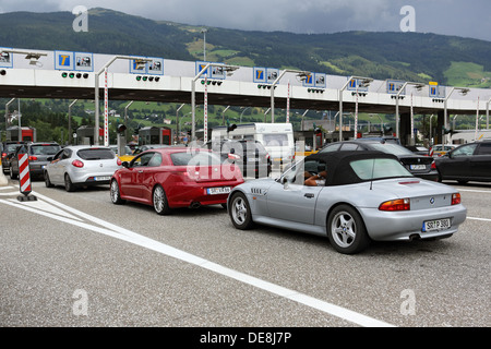 Sterzing, Italien, Autos an der Mautstelle Stockfoto