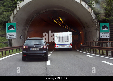 Brenner, Italien, Auto am Eingang des Tunnels auf der A22 Brenner-Autobahn Stockfoto