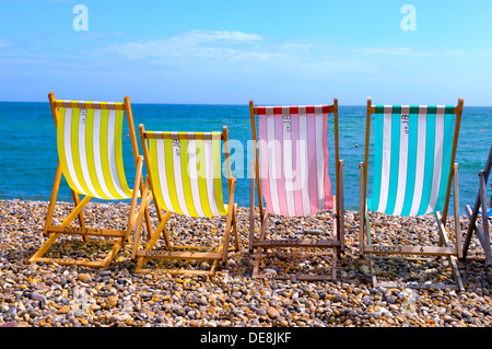 Leere Liegestühle am Strand von Bier, Devon, England Stockfoto