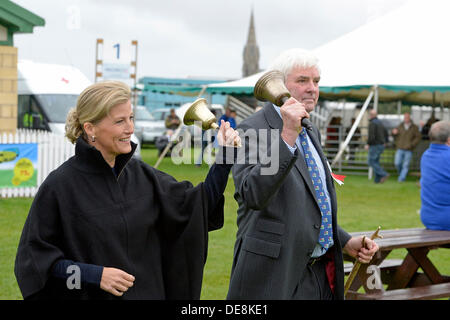 KELSO, Schottland, Großbritannien. 13. September 2013. Grenze Union Agricultural Society, The Cydectin Kelso Ram Umsatz 2013 ist den 175. Jahrestag der Ram-Verkäufe. 5107 Rams wurden zum Verkauf mit 9 Auktionatoren eingegeben. Traditionell ist eine auf genau 10:00 vom Sekretär des Vereins an den Start des Verkaufs geklingelt.  HRH die Gräfin von Wessex unterstützt Ron Wilson, Secy der Grenze Union Agricultural Show mit dem traditionellen Läuten einer Glocke zum Start des Verkaufs (Photo Credit: Rob Gray) Credit: Rob Gray/Alamy Live News Stockfoto