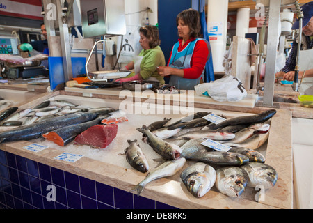 Portugal, Lagos, Fischhändler, arbeiten in der Markthalle Stockfoto