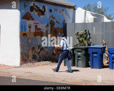 Postarbeiter Zustellung im El Barrio Historic District in Tucson, Arizona, USA Stockfoto