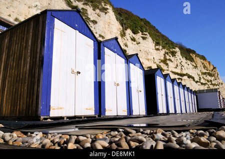 Strandhütten und weißen Klippen an der Jurassic Coast bei Bier, in der Nähe von Seaton, in Devon, England, UK. Stockfoto