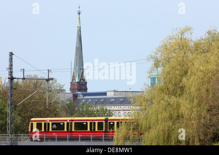 Berlin, Deutschland, S - Bahn-Zug auf der Bahnstrecke Stockfoto