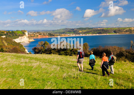 Fuß entlang der Jurassic Coast entlang der Südwestküste-Weg zu Seaton, Devon, UK Stockfoto