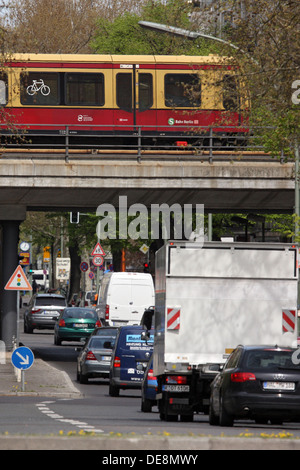 Berlin, Deutschland, S - Bahn überfährt einen Stau in der Paul-Straße über Stockfoto