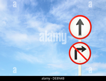 vorangehen Sie der Weg nach vorne Zeichen und turn Sie Don't rechts Schild mit blauem Himmel leer für text Stockfoto