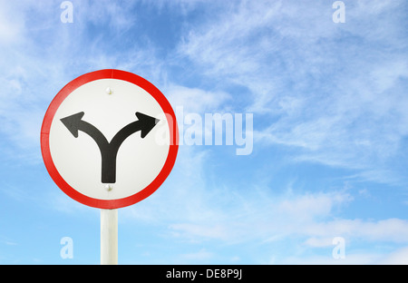 Gabel Kreuzung Verkehrszeichen mit blauem Himmel leer für text Stockfoto