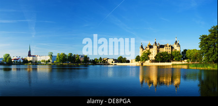 Panoramablick über den Burgsee in Richtung des Schweriner Schlosses. Stockfoto