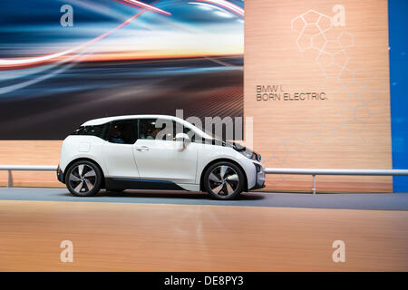 Frankfurt am Main, Deutschland. 11. September 2013. : Frankfurt Internationale Automobil-Ausstellung (IAA) 2013. BMW i3 ist das weltweit erste Premium-Elektro-Auto - Weltpremiere © Alexey Zarubin/Alamy Live-Nachrichten Stockfoto