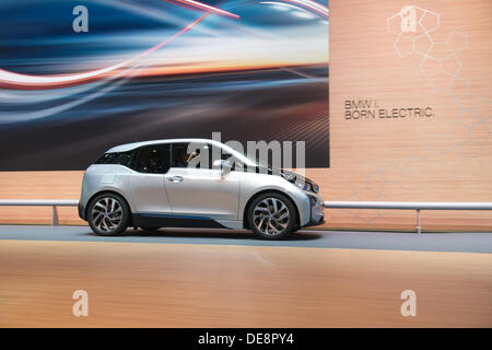 Frankfurt am Main, Deutschland. 11. September 2013. : Frankfurt Internationale Automobil-Ausstellung (IAA) 2013. BMW i3 ist das weltweit erste Premium-Elektro-Auto - Weltpremiere © Alexey Zarubin/Alamy Live-Nachrichten Stockfoto