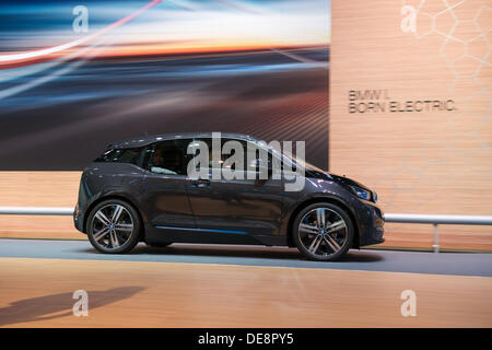 Frankfurt am Main, Deutschland. 11. September 2013. : Frankfurt Internationale Automobil-Ausstellung (IAA) 2013. BMW i3 ist das weltweit erste Premium-Elektro-Auto - Weltpremiere © Alexey Zarubin/Alamy Live-Nachrichten Stockfoto