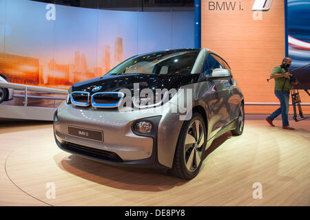 Frankfurt am Main, Deutschland. 11. September 2013. : Frankfurt Internationale Automobil-Ausstellung (IAA) 2013. BMW i3 ist das weltweit erste Premium-Elektro-Auto - Weltpremiere © Alexey Zarubin/Alamy Live-Nachrichten Stockfoto