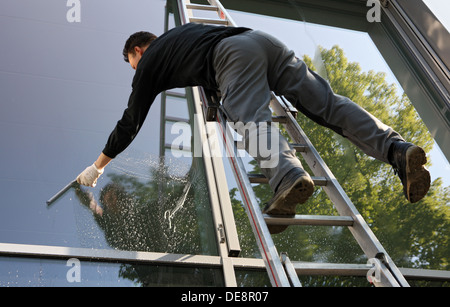 Berlin, Deutschland, Fensterputzer bei der Arbeit Stockfoto