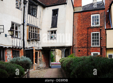 Ein Blick auf Tombland Gasse mit mittelalterlichen Gebäuden in Norwich, Norfolk, England, Vereinigtes Königreich. Stockfoto