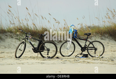 Zwei Fahrräder am Strand durch die Dünen Stockfoto