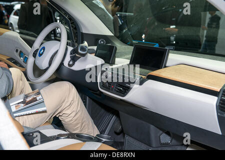 Frankfurt am Main, Deutschland. 11. September 2013. : Frankfurt Internationale Automobil-Ausstellung (IAA) 2013. BMW i3 ist das weltweit erste Premium-Elektro-Auto - Weltpremiere © Alexey Zarubin/Alamy Live-Nachrichten Stockfoto