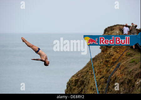 St Davids, Wales, UK. 13. September 2013. Alessandro De Rose von Italien (ITA) taucht in Runde 1 am 1. Tag von der Red Bull Cliff Diving World Series von Blue Lagoon, Pembrokeshire, Wales. Dies ist die sechste Station der World Series 2013 und erst zum zweiten Mal die Veranstaltung hat das Vereinigte Königreich besucht. Die Konkurrenten führen Tauchgänge im Meer von einer speziell konstruierten 27 Meter hohen Plattform. Bildnachweis: Action Plus Sport Bilder/Alamy Live News Stockfoto