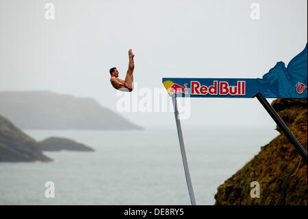 St Davids, Wales, UK. 13. September 2013. Blake Aldridge von Großbritannien (GBR) taucht in Runde 1 am 1. Tag von der Red Bull Cliff Diving World Series von Blue Lagoon, Pembrokeshire, Wales. Dies ist die sechste Station der World Series 2013 und erst zum zweiten Mal die Veranstaltung hat das Vereinigte Königreich besucht. Die Konkurrenten führen Tauchgänge im Meer von einer speziell konstruierten 27 Meter hohen Plattform. Bildnachweis: Action Plus Sport Bilder/Alamy Live News Stockfoto