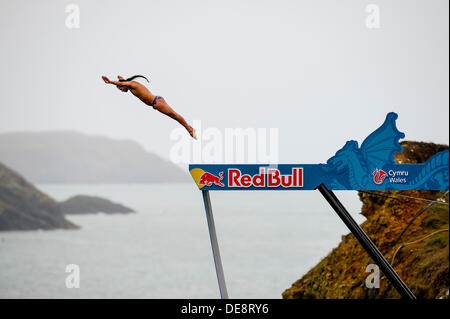 St Davids, Wales, UK. 13. September 2013. Orlando Duque von Kolumbien (COL) taucht in Runde 1 am 1. Tag von der Red Bull Cliff Diving World Series von Blue Lagoon, Pembrokeshire, Wales. Dies ist die sechste Station der World Series 2013 und erst zum zweiten Mal die Veranstaltung hat das Vereinigte Königreich besucht. Die Konkurrenten führen Tauchgänge im Meer von einer speziell konstruierten 27 Meter hohen Plattform. Bildnachweis: Action Plus Sport Bilder/Alamy Live News Stockfoto