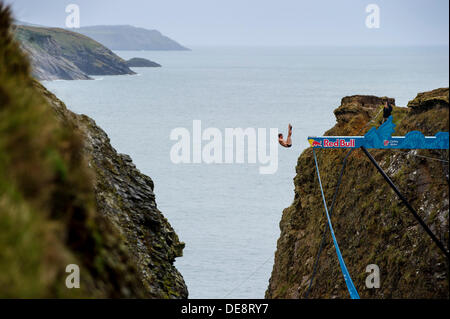 St Davids, Wales, UK. 13. September 2013. David Colturi von Amerika (USA) taucht in Runde 1 am 1. Tag von der Red Bull Cliff Diving World Series von Blue Lagoon, Pembrokeshire, Wales. Dies ist die sechste Station der World Series 2013 und erst zum zweiten Mal die Veranstaltung hat das Vereinigte Königreich besucht. Die Konkurrenten führen Tauchgänge im Meer von einer speziell konstruierten 27 Meter hohen Plattform. Bildnachweis: Action Plus Sport Bilder/Alamy Live News Stockfoto