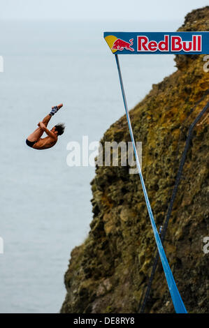 St Davids, Wales, UK. 13. September 2013. Cyrille Oumedjkane von Frankreich (FRA) taucht in Runde 1 am 1. Tag von der Red Bull Cliff Diving World Series von Blue Lagoon, Pembrokeshire, Wales. Dies ist die sechste Station der World Series 2013 und erst zum zweiten Mal die Veranstaltung hat das Vereinigte Königreich besucht. Die Konkurrenten führen Tauchgänge im Meer von einer speziell konstruierten 27 Meter hohen Plattform. Bildnachweis: Action Plus Sport Bilder/Alamy Live News Stockfoto